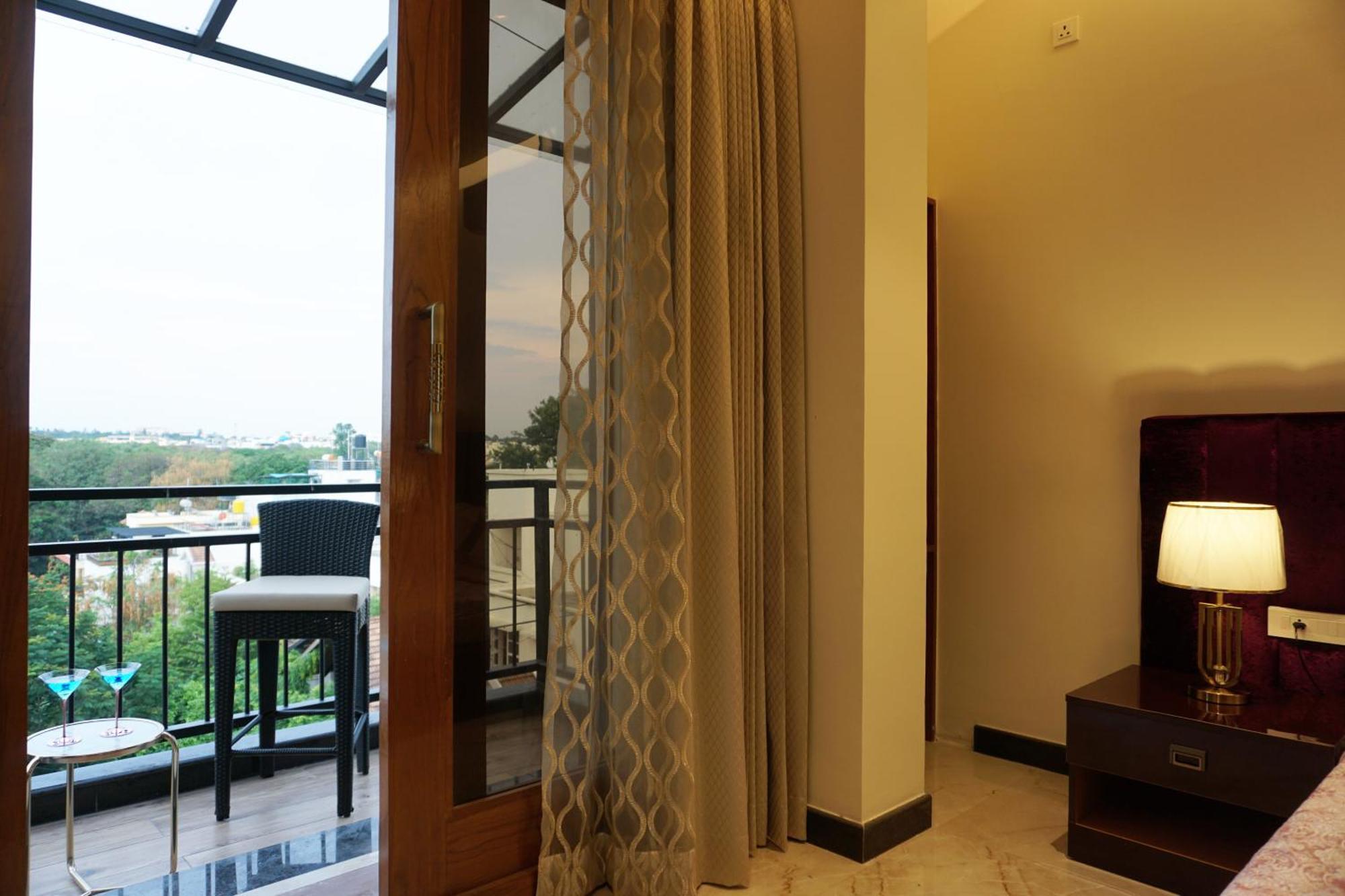 Апартаменты The Pentouz On 100 Feet Road Indiranagar - An Urban Luxury Retreat Бангалор Экстерьер фото