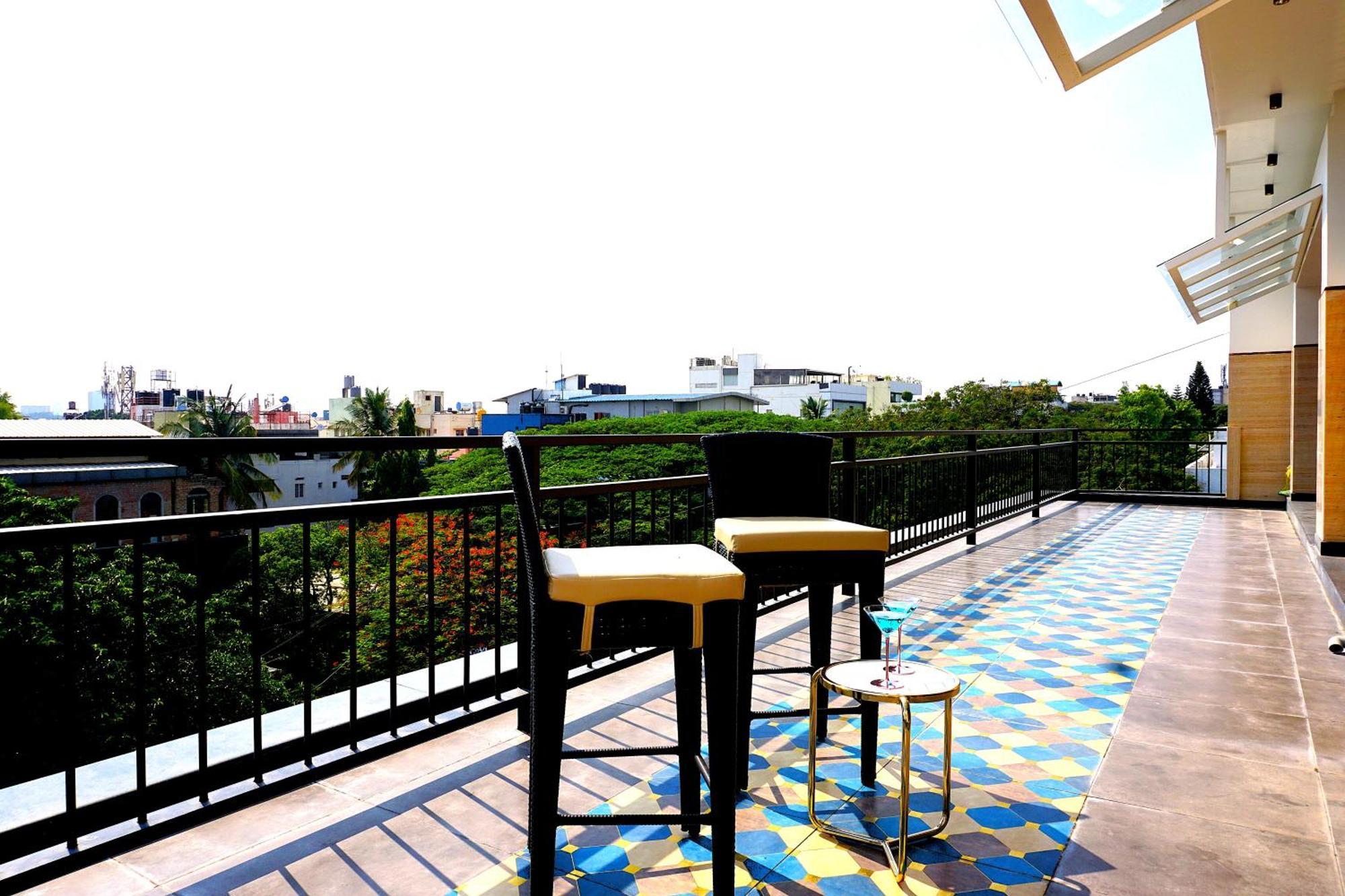 Апартаменты The Pentouz On 100 Feet Road Indiranagar - An Urban Luxury Retreat Бангалор Экстерьер фото