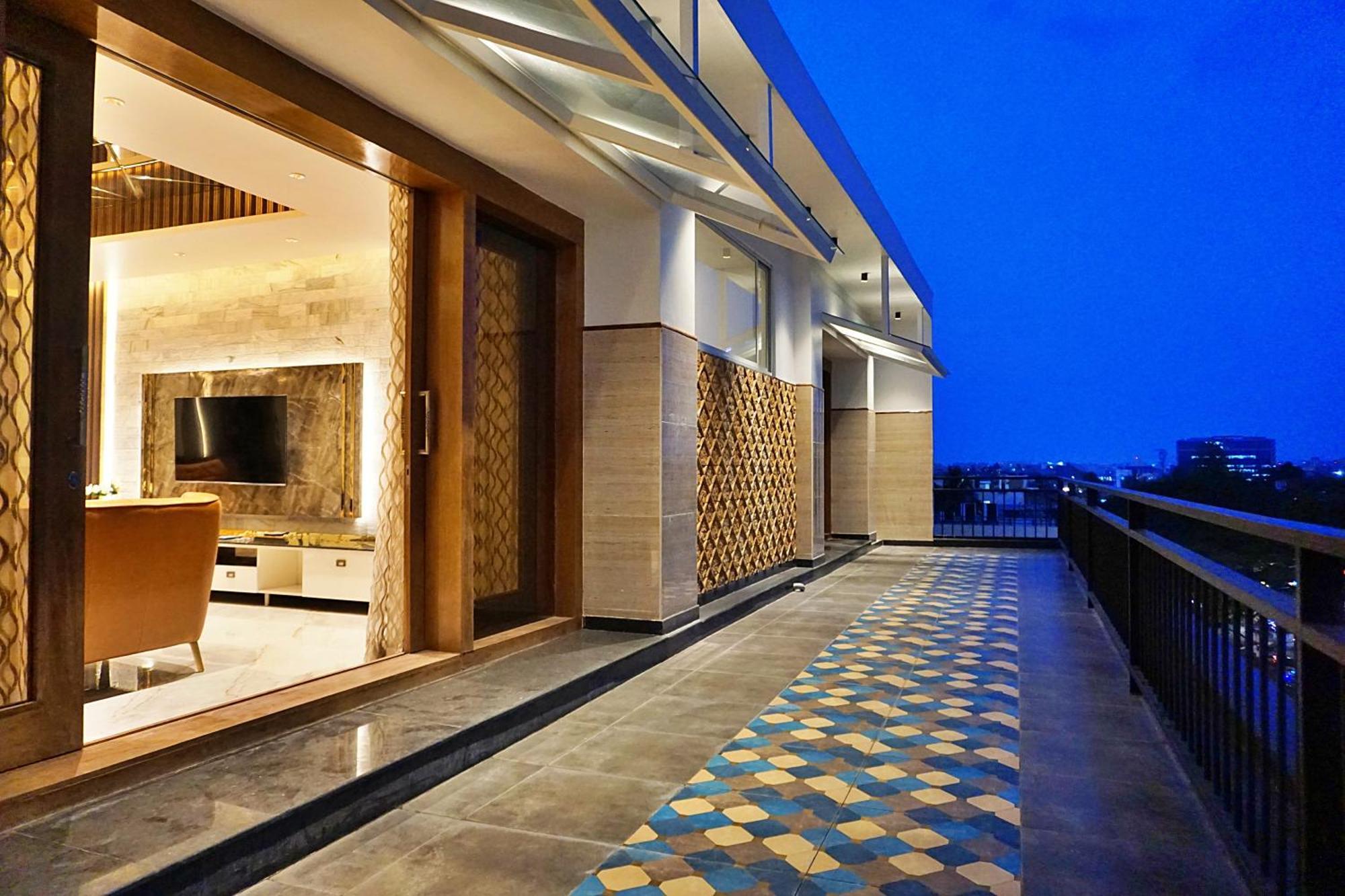 Апартаменты The Pentouz On 100 Feet Road Indiranagar - An Urban Luxury Retreat Бангалор Экстерьер фото
