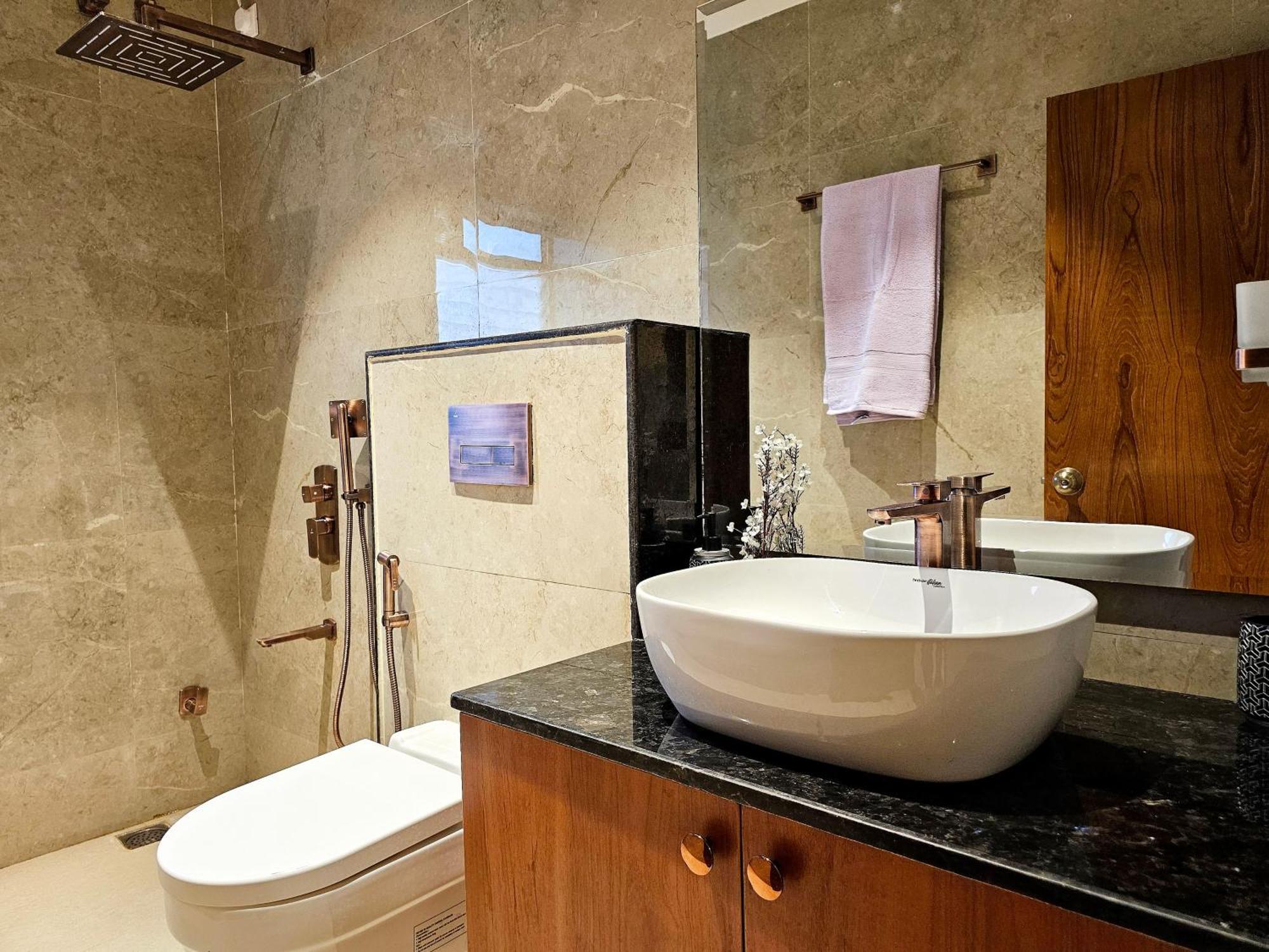 Апартаменты The Pentouz On 100 Feet Road Indiranagar - An Urban Luxury Retreat Бангалор Экстерьер фото