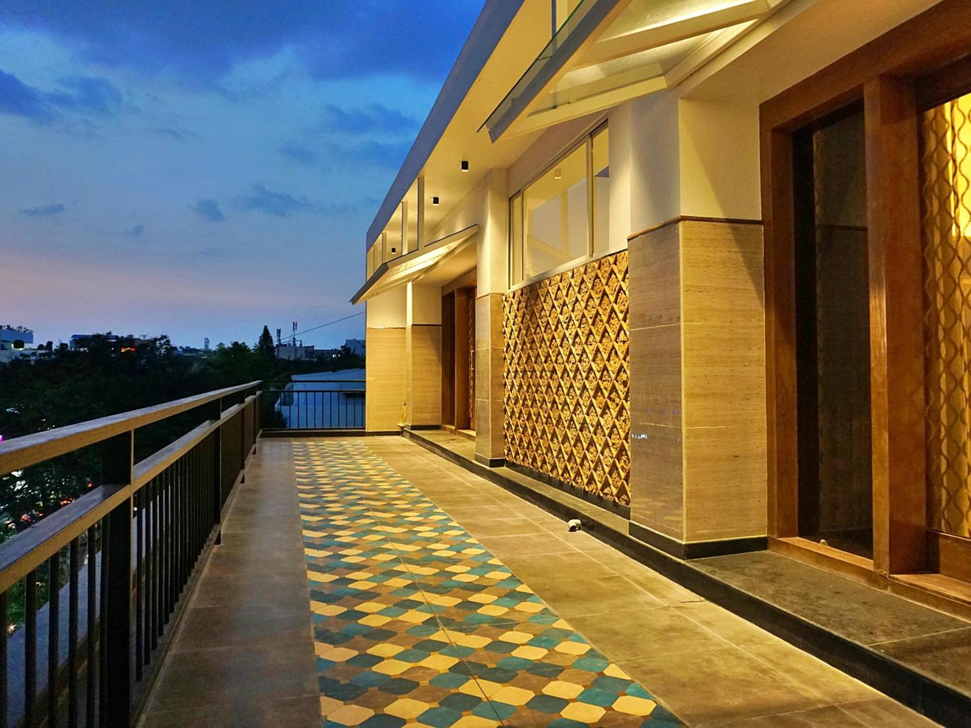 Апартаменты The Pentouz On 100 Feet Road Indiranagar - An Urban Luxury Retreat Бангалор Экстерьер фото