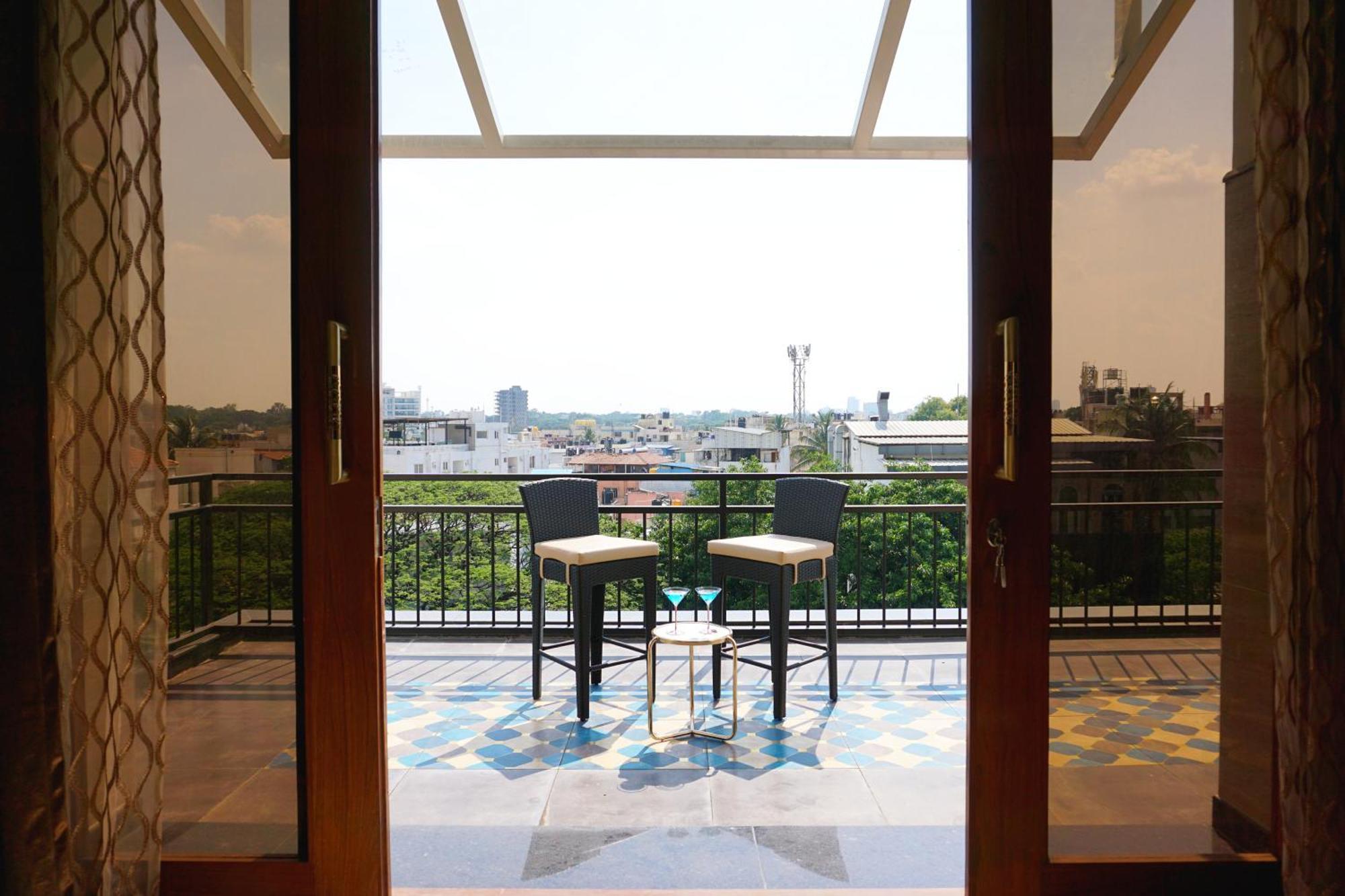 Апартаменты The Pentouz On 100 Feet Road Indiranagar - An Urban Luxury Retreat Бангалор Экстерьер фото