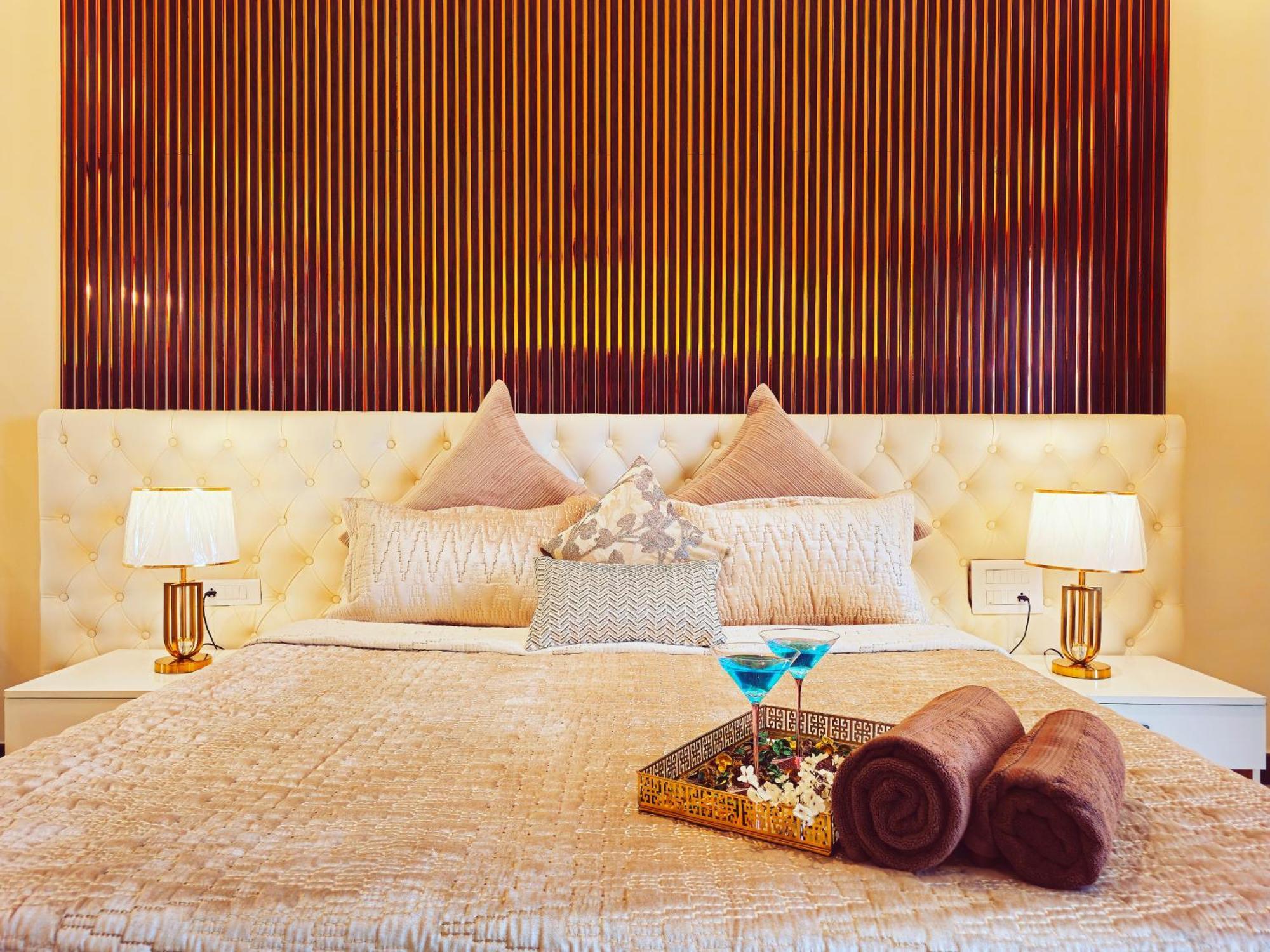Апартаменты The Pentouz On 100 Feet Road Indiranagar - An Urban Luxury Retreat Бангалор Экстерьер фото